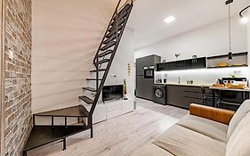 Chic Loft Bp: Industrial Gem