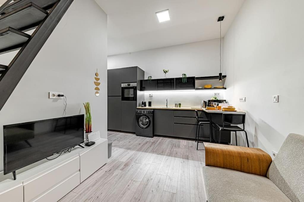 Appartamento Chic Loft Bp: Industrial Gem Budapest Esterno foto
